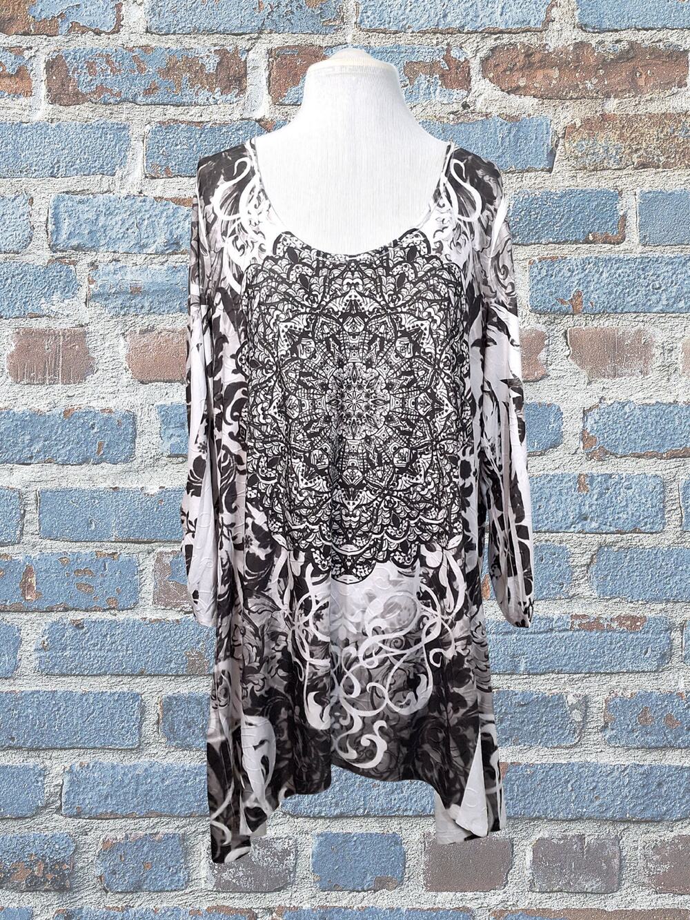 Lavish Plus size 2X 3/4 Sleeves Top Black and White Design